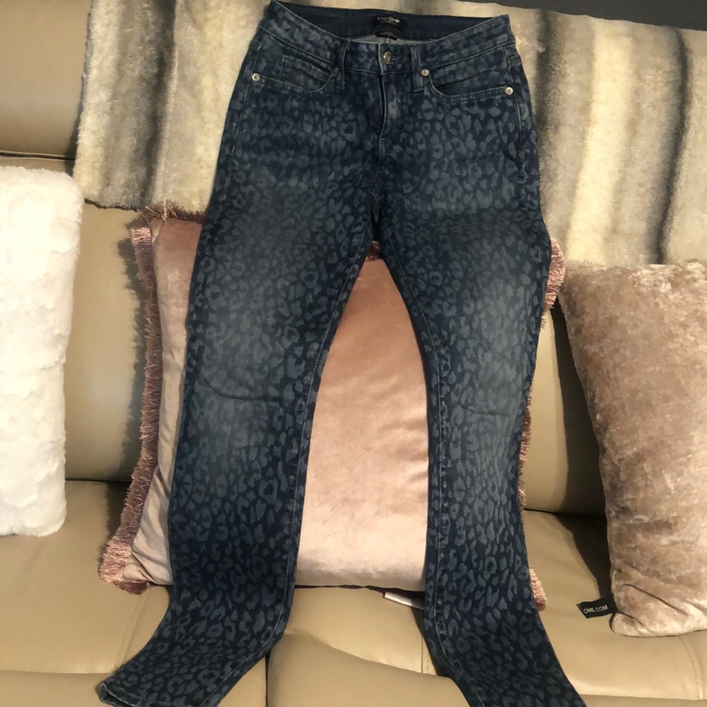 Bebe size 26 skinny leopard stain jeans